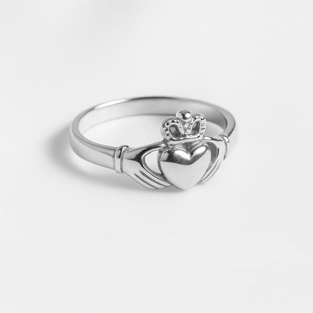 Grá Claddagh Ring
